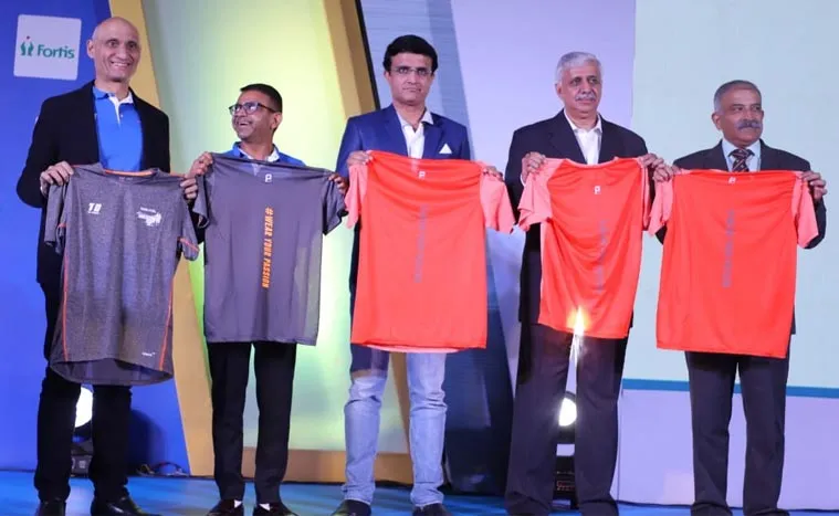  টাটা ২৫-কের নয়া জার্সি হাতে সৌরভ গঙ্গোপাধ্য়ায়
