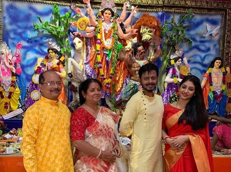 Krishnakoli heroine Tiyasha Roy with family