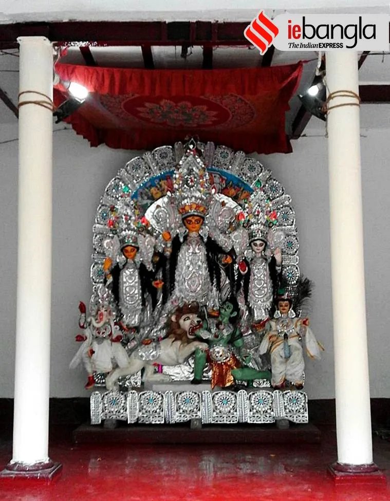 mallick bari durga puja, mallick bari bhowanipur, koel mallick, koel mallick durga puja, ranjit mallick koel mallick puja