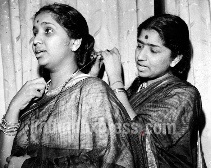 Lata Mangeshkar and Asha Bhonsle