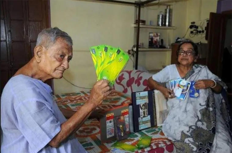 ব্রাজিল বিশ্বকাপের টিকিট হাতে সস্ত্রীক পান্নালাল (ছবি-টুইটার)