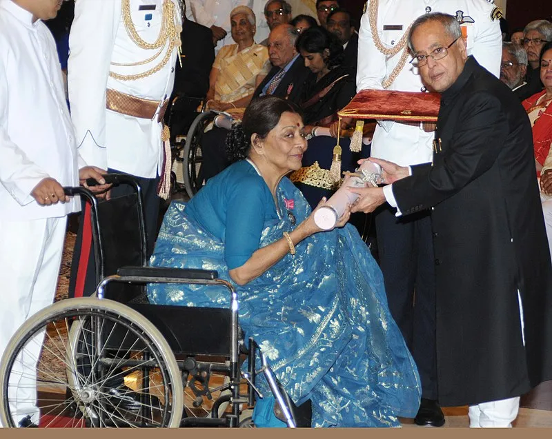 Supriya Devi receiving Padma Shri from Pranab Mukherjee