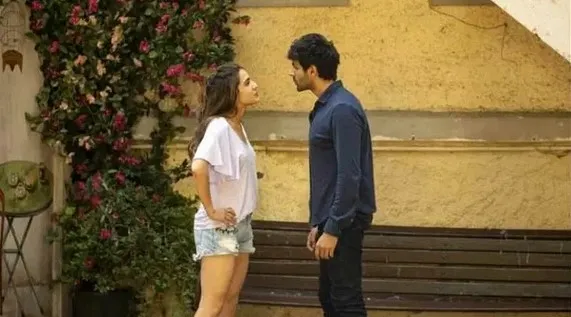 Sara Ali Khan Kartik Aaryan Randeep Hooda starrer Love Aaj Kal Movie Review