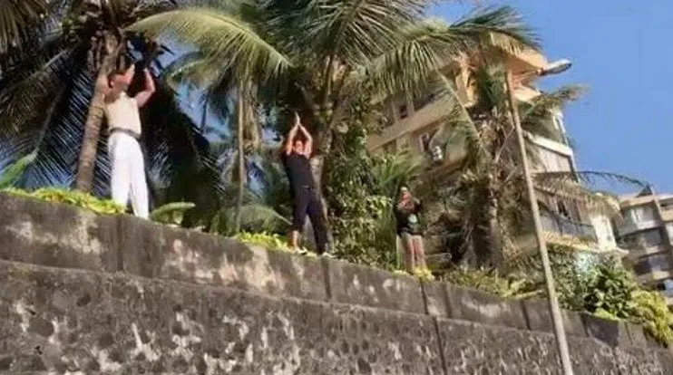 Akshay Hrithik Amitabh Bachchan Deepika Bollywood celebs clapped on Janata Curfew
