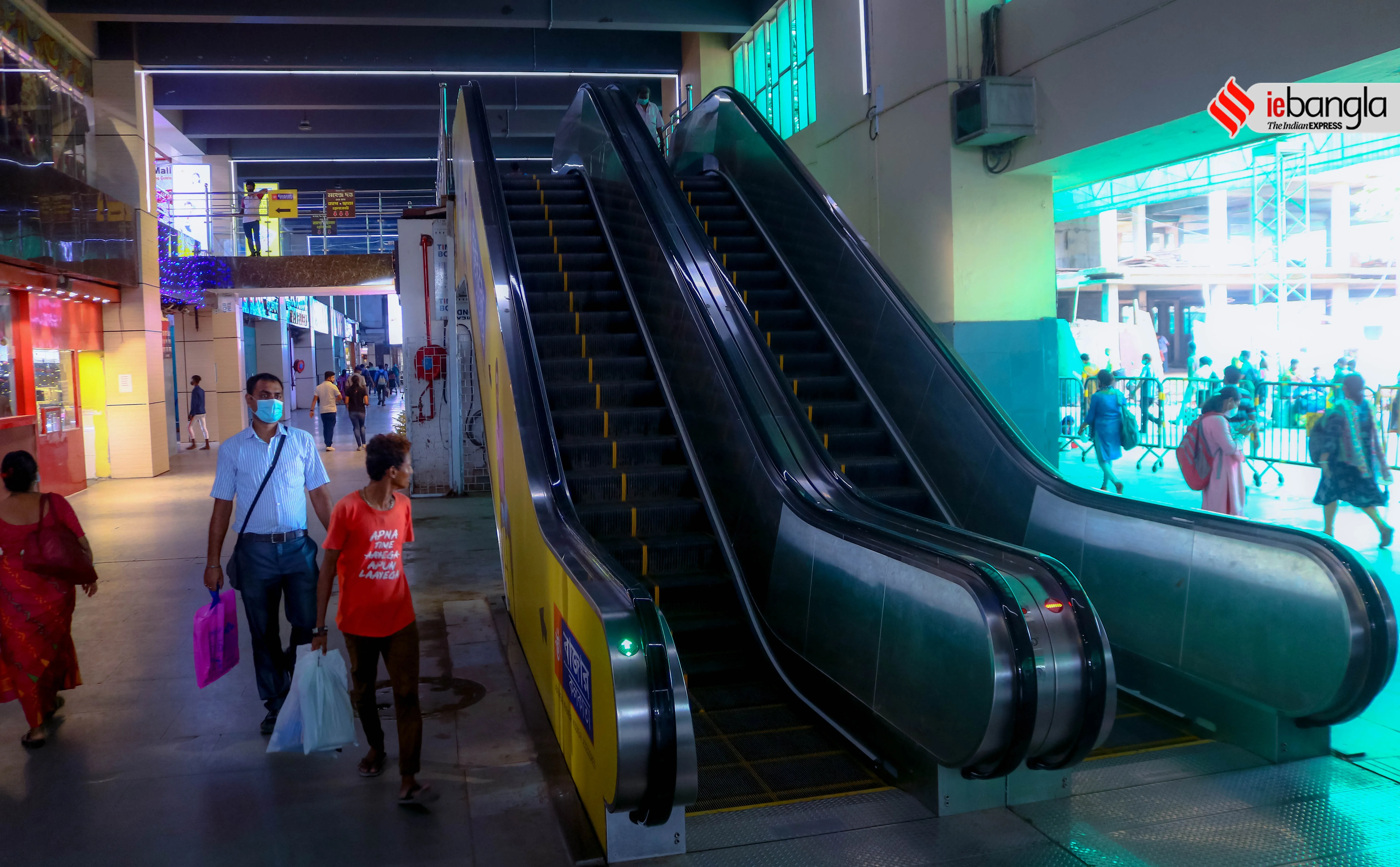 শপিং মল, Shoping Mall, শিয়ালদহ স্টেশন শপিং মল, Sealdah Station Shoping Mall, স্টেশন শপিং মল, Station shoping Mall, পুজোর শপিং,  Kumartuli, বৃষ্টি, Rain, বর্ষা, Mansoon, আবহাওয়া, Weather, খারাপ আবহাওয়া, Weather report,  মহামারী, pandemic 2021 দুর্গাপূজা, Durga puja, দুর্গা, Durga Puja 2021, দুর্গাপূজা ২০২১,  Durga, দুর্গাপ্রতিমা, Puja 2021, পুজা ২০২১, Idol Maker, মৃৎশিল্পী, Durga Idol, প্রতিমা শিল্পী, Kumartuli, কুমারটুলি, Durga, দুর্গাপ্রতিমা, kumartuli, West Bengal news, indian express, কলেজ স্ট্রিট, college street, করোনা, corona, corona news, Bangla Khabar, বাংলার খবর, Bangla News Live, বাংলার ব্রেকিং নিউজ, Breaking Bangla News,Bangali news, বাংলায় সর্বশেষ খবর, লেটেস্ট খবর, News in Bengali, Bengali News Today, বাংলা নিউজ, Bengali News, করোনা মহামারী, corona pandemic, Bangla Khabor, কোভিড-১৯, covid, News in Bangla, করোনা ২০২১, corona 2021, 24 Ghanta Bangla News, Bangla News, covid-19 
