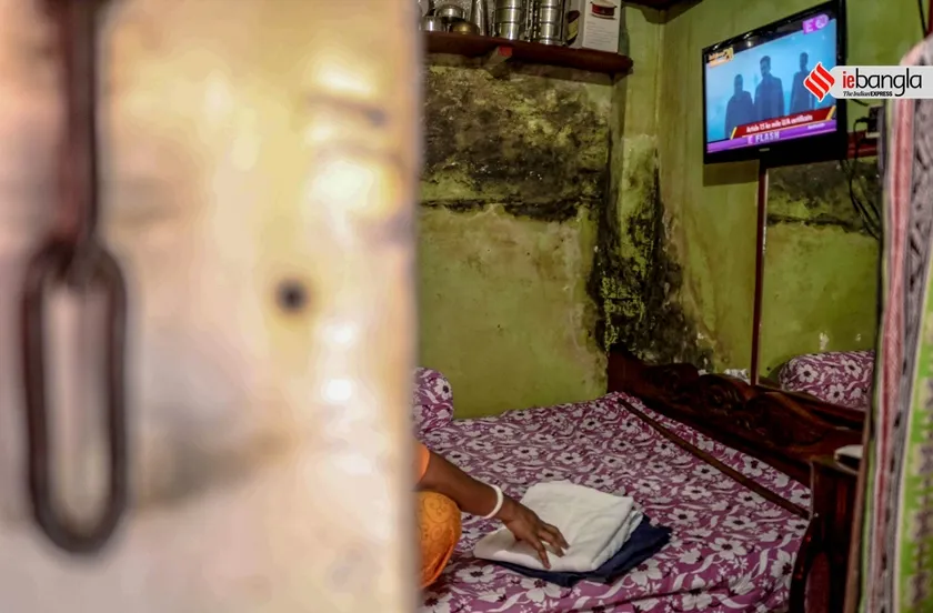 kolkata, কলকাতা, Sonagachi, সোনাগাছি, prostitution, যৌনপল্লী, Red light area, রেড লাইট এলাকা, Sex worker, যৌনতা, Sex, যৌনকর্মী, prostitution in india,  ইন্ডিয়া রেকর্ড, India Record, West Bengal news, indian express, কলেজ স্ট্রিট, college street, করোনা, corona, corona news, Bangla Khabar, বাংলার খবর, Bangla News Live, বাংলার ব্রেকিং নিউজ, Breaking Bangla News,Bangali news, বাংলায় সর্বশেষ খবর, লেটেস্ট খবর, News in Bengali, Bengali News Today, বাংলা নিউজ, Bengali News, করোনা মহামারী, corona pandemic, Bangla Khabor, কোভিড-১৯, covid, News in Bangla, করোনা ২০২২, corona 2022, 24 Ghanta Bangla News, Bangla News, covid-19 
