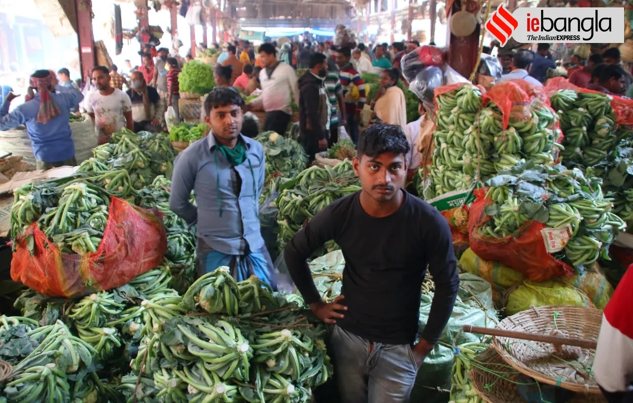 there is still no corona restrictions in kolkatas sealdah koley market
