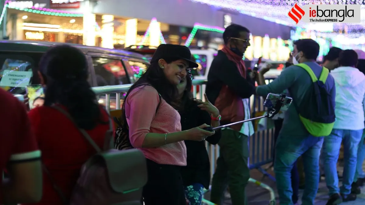31 December crowd in park street was a little less but the selfie lovers did not wear masks