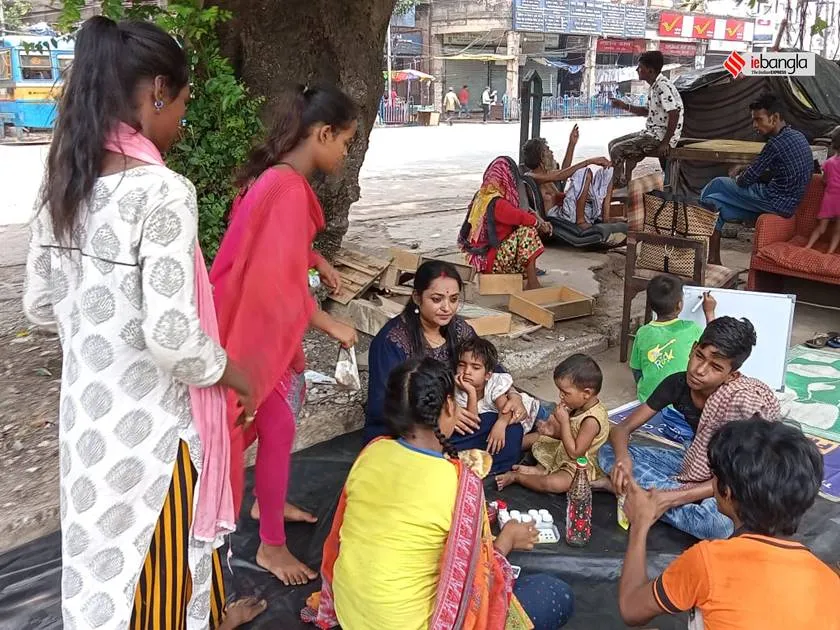 Papiya kar gives education to street child in kolkata