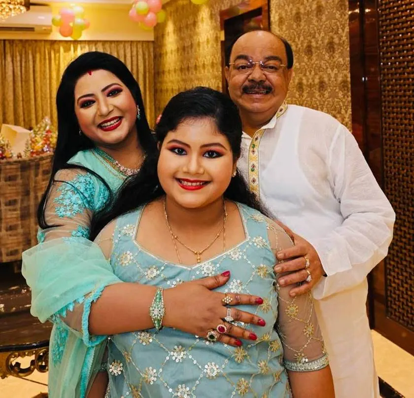 Sovan Chatterjee, Sovan chatterjee birthday, baishakhi banerjee, baishakhi kissed sovan, শোভন-বৈশাখী, শোভন চট্টোপাধ্যায়, বৈশাখী ব্যানার্জি, শোভনের জন্মদিন, শোভনের গালে বৈশাখীর চুমু