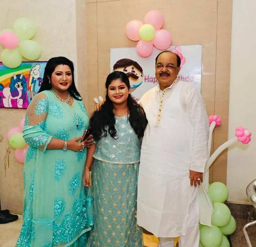 Sovan Chatterjee, Sovan chatterjee birthday, baishakhi banerjee, baishakhi kissed sovan, শোভন-বৈশাখী, শোভন চট্টোপাধ্যায়, বৈশাখী ব্যানার্জি, শোভনের জন্মদিন, শোভনের গালে বৈশাখীর চুমু