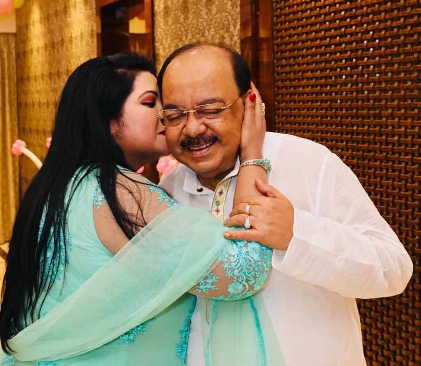 Sovan Chatterjee, Sovan chatterjee birthday, baishakhi banerjee, baishakhi kissed sovan, শোভন-বৈশাখী, শোভন চট্টোপাধ্যায়, বৈশাখী ব্যানার্জি, শোভনের জন্মদিন, শোভনের গালে বৈশাখীর চুমু