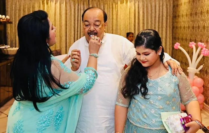 Sovan Chatterjee, Sovan chatterjee birthday, baishakhi banerjee, baishakhi kissed sovan, শোভন-বৈশাখী, শোভন চট্টোপাধ্যায়, বৈশাখী ব্যানার্জি, শোভনের জন্মদিন, শোভনের গালে বৈশাখীর চুমু