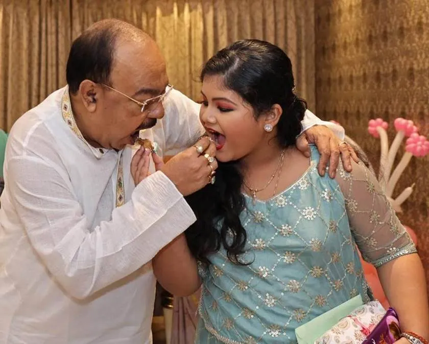 Sovan Chatterjee, Sovan chatterjee birthday, baishakhi banerjee, baishakhi kissed sovan, শোভন-বৈশাখী, শোভন চট্টোপাধ্যায়, বৈশাখী ব্যানার্জি, শোভনের জন্মদিন, শোভনের গালে বৈশাখীর চুমু