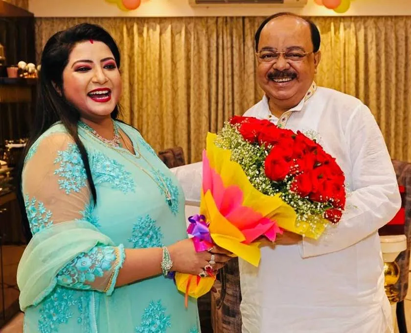 Sovan Chatterjee, Sovan chatterjee birthday, baishakhi banerjee, baishakhi kissed sovan, শোভন-বৈশাখী, শোভন চট্টোপাধ্যায়, বৈশাখী ব্যানার্জি, শোভনের জন্মদিন, শোভনের গালে বৈশাখীর চুমু