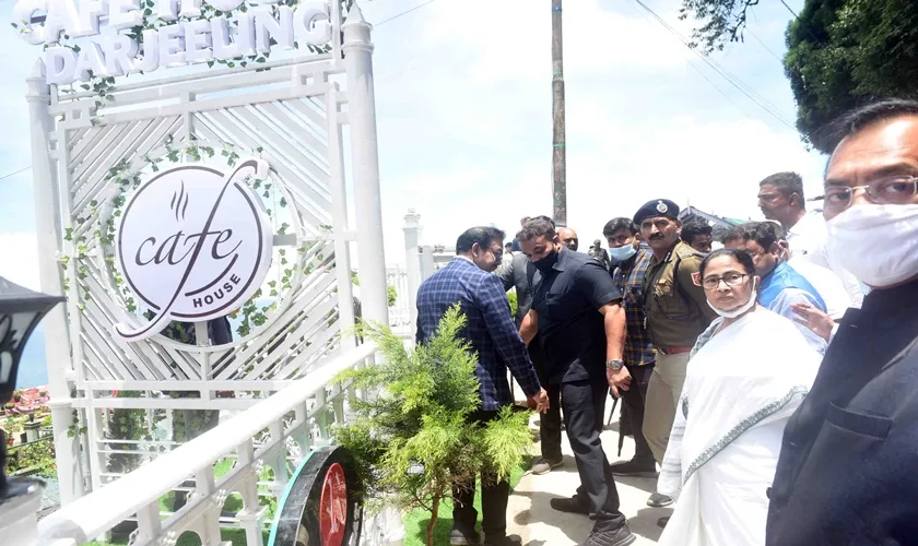 mamata banerjee, মমতা ব্য়ানার্জী, mamata banerjee cafe house darjeeling, মমতা ব্যানার্জী ক্যাফে হাউজ দার্জিলিং