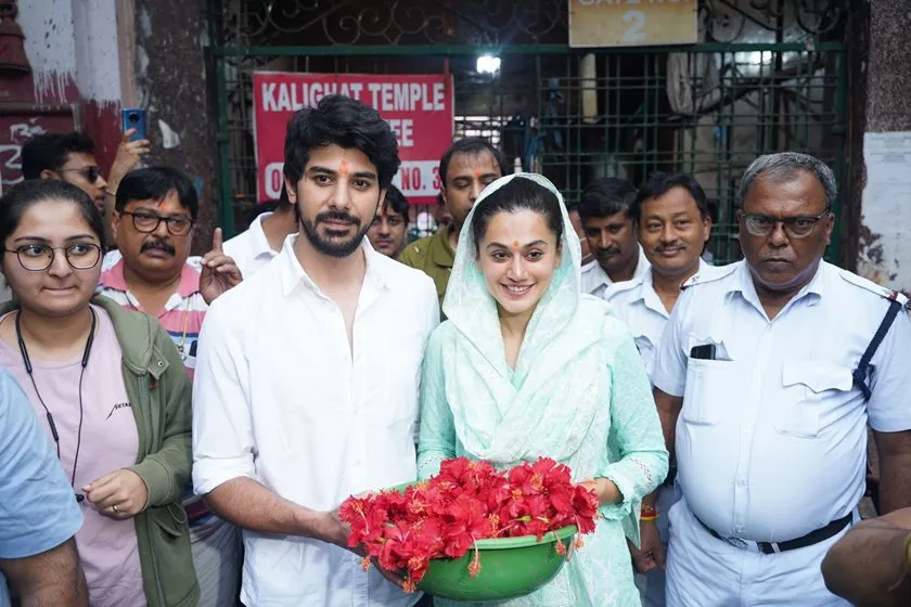 tapsee pannu puja at kalighat 