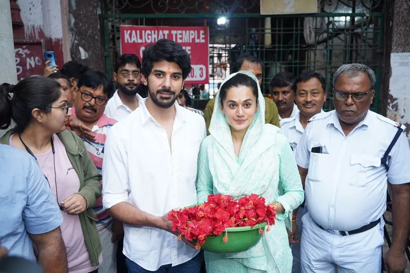 tapsee pannu puja at kalighat 
