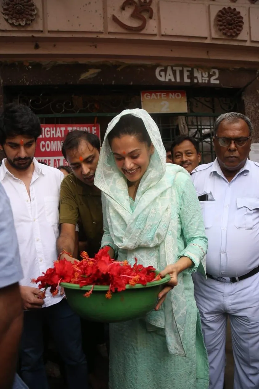 tapsee pannu puja at kalighat 
