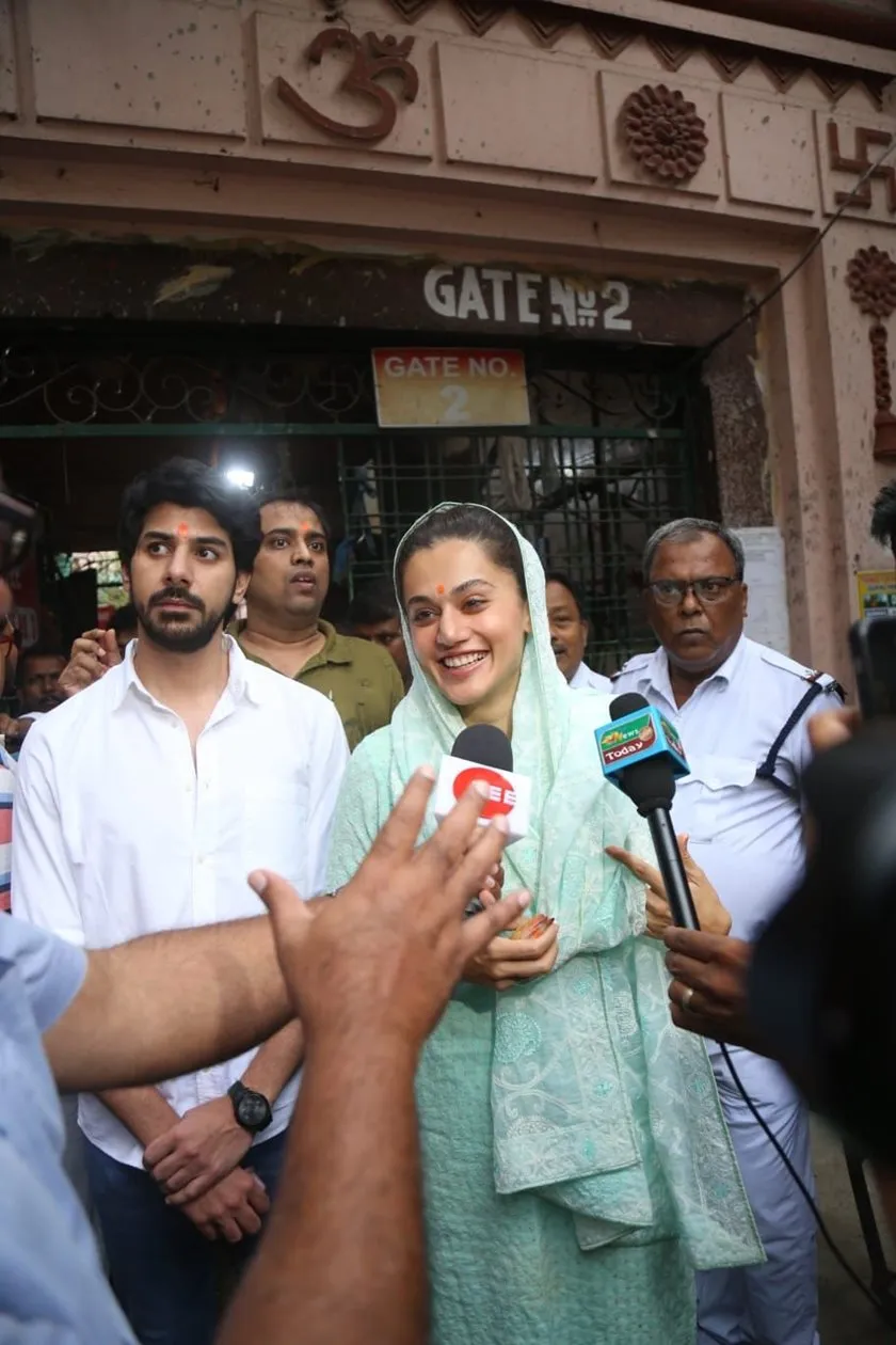 tapsee pannu puja at kalighat 