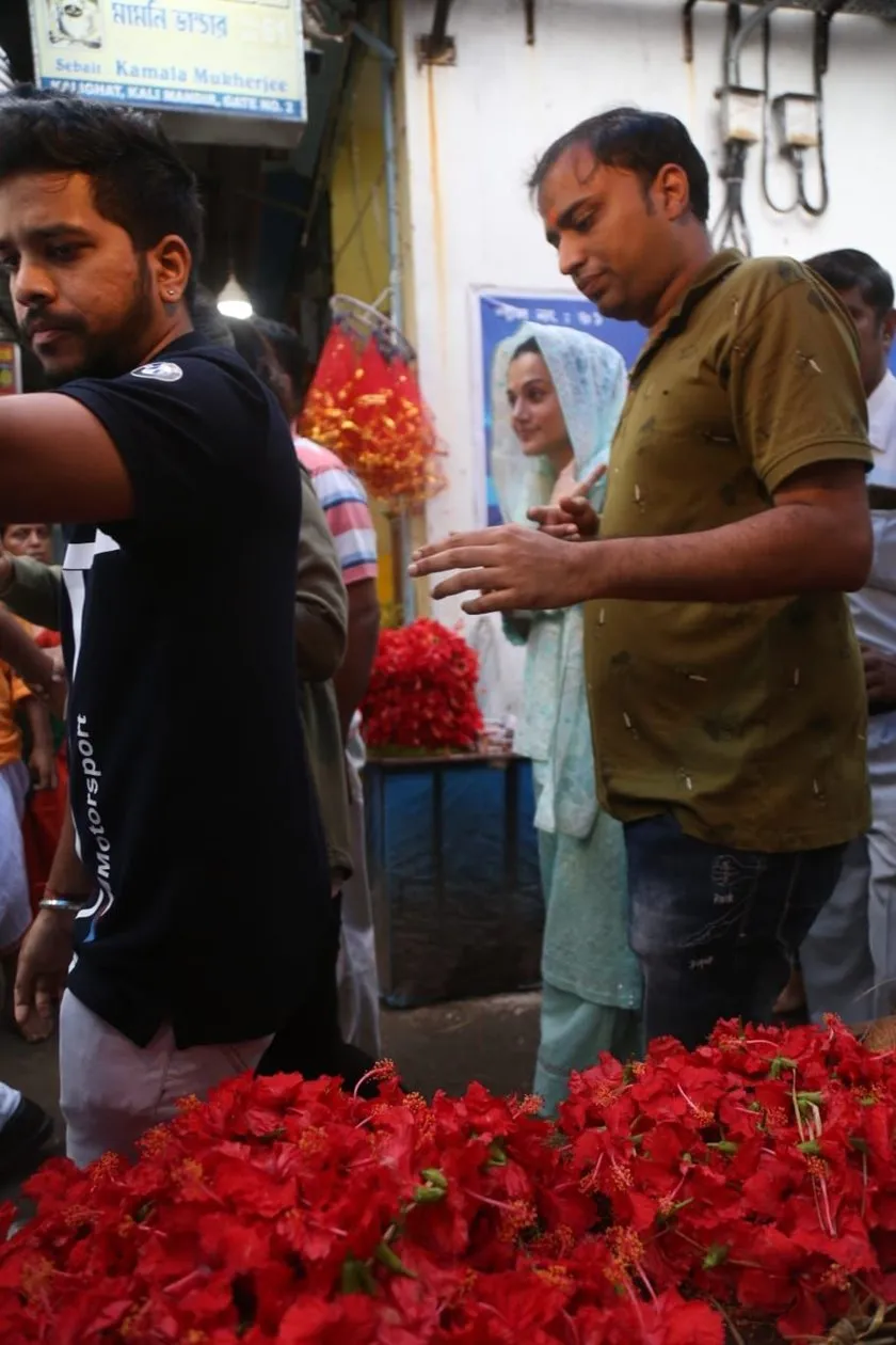 tapsee pannu puja at kalighat 