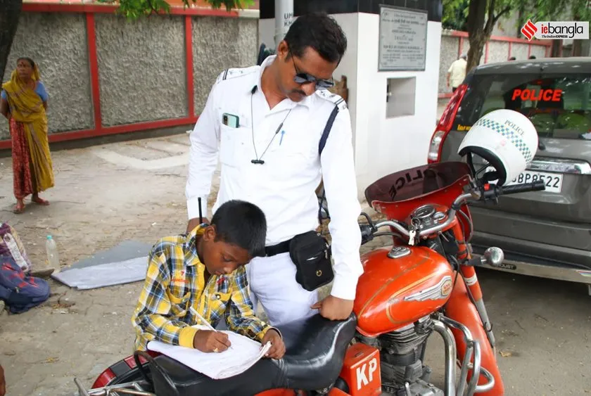 kolkata police teaches roadside boy 