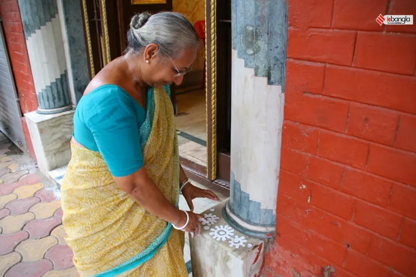 kolkata alpana lady, ratnaboli ghosh, কলকাতার আল্পনা লেডি, diwali at kolkata, alpona kolkata, street alpona kolkata, kolkata deepavali alpona, ratnaboli ghosh alpona, kolkata news<br />
