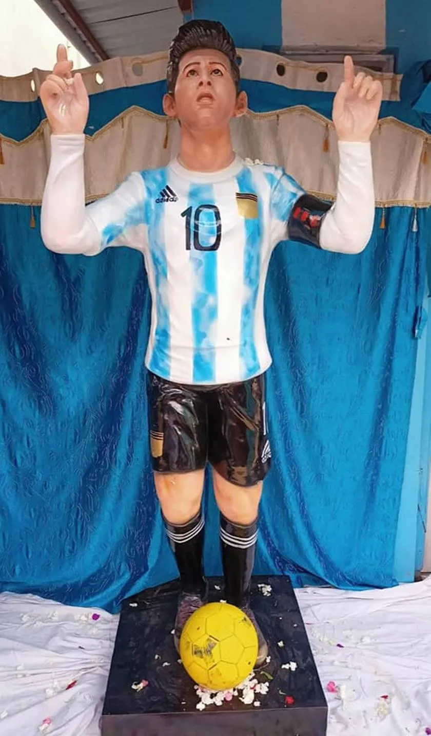 Qatar World Cup 2022: Couldn't afford to go Qatar, Argentina Fan Bengal tea seller makes Messi Statue