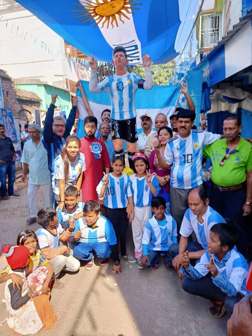 Qatar World Cup 2022: Couldn't afford to go Qatar, Argentina Fan Bengal tea seller makes Messi Statue 