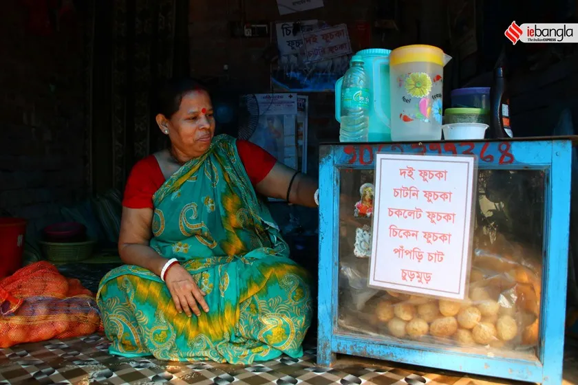 fuchka gram, kachrapara fuchka village, shahid palli, shashi ghosh, anurupa chakraborty story, fuchka street food, banglar fuchka<br />
