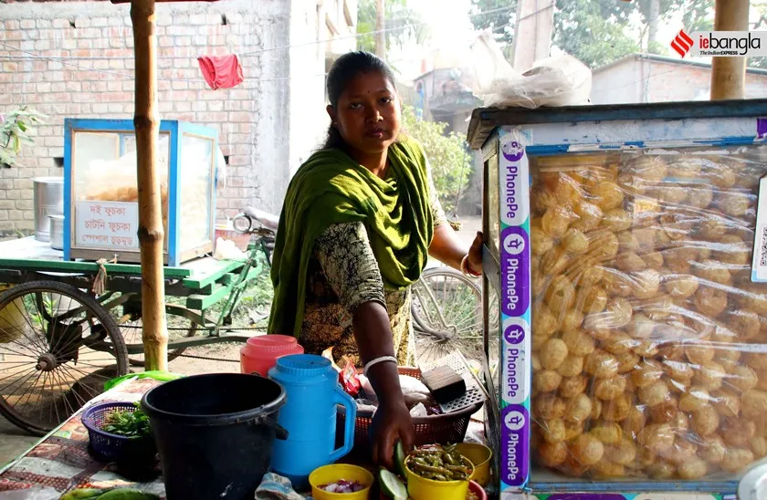 fuchka gram, kachrapara fuchka village, shahid palli, shashi ghosh, anurupa chakraborty story, fuchka street food, banglar fuchka<br />
