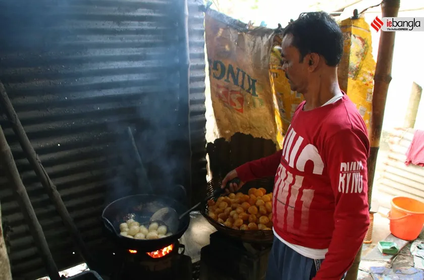 fuchka gram, kachrapara fuchka village, shahid palli, shashi ghosh, anurupa chakraborty story, fuchka street food, banglar fuchka<br />
