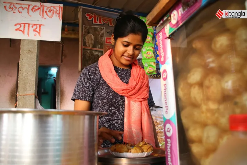 fuchka gram, kachrapara fuchka village, shahid palli, shashi ghosh, anurupa chakraborty story, fuchka street food, banglar fuchka<br />

