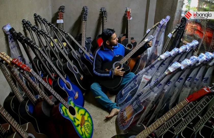 <br />
guiter village shyamnagar, shashi ghosh, west bengal guiter