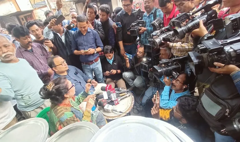 জনসংযোগ-ই যে শতাব্দী রায়ের দু'দশক ধরে সাংসদ পদে থাকার চাবি-কাঠি তা স্মরণ করিয়ে দেন তৃণমূলের রাজ্য সম্পাদক কুণাল ঘোষ।
