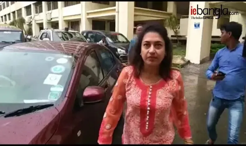 সাংসদের দাবি, 'ওই ঘটনার আগে আমি ওই কর্মীর বাড়িতেই খেয়েছি। যখন খেয়েছি তখন সাংবাদিকরা সেখানে ছিলেন না। তাঁরা অন্য জায়গায় খাচ্ছিলেন। আমি যখন হাত ধুয়ে বেড়িয়ে যাচ্ছি তখন সাংবাদিক ও আইপ্যাকের লোকেরা আমায় বলেন, দিদি, ছবিটা হয়নি, একটু বসুন না। পোজ দেওয়ার জন্য বসেছিলাম। সাংবাদিকদের কথা পোজ দিতে গিয়ে আমার বদনাম হল।'