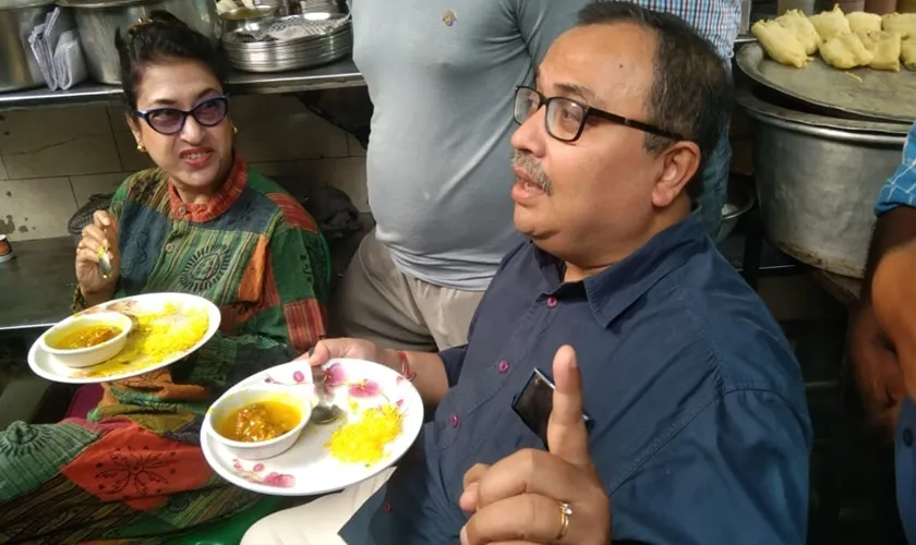 এদিন দলের নেতা কুণাল ঘোষকে সঙ্গে নিয়ে শতাব্দী অফিস পাড়ার জনপ্রিয় ডেকার্স লেনে পৌঁছন। ‘ক্লাসিক ফাস্ট ফুড সেন্টার’-এর পোলাও ও লেমন ফিশ খেয়ে সারেন মধ্যাহ্নভোজ।