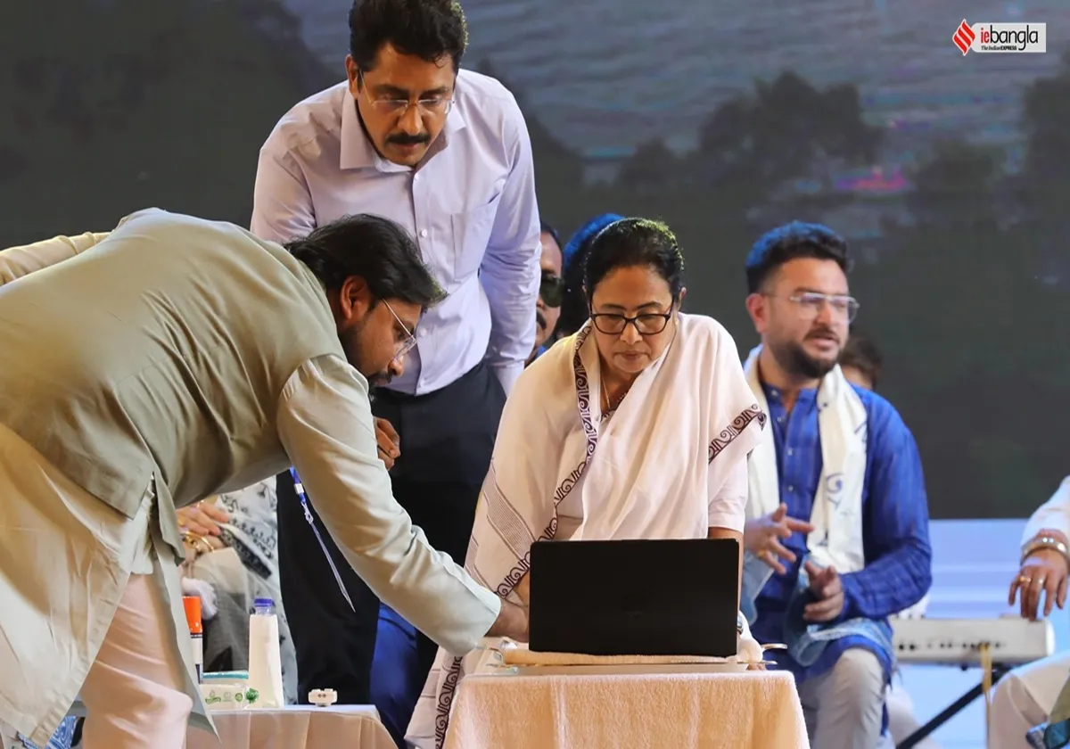 Mamata Banerjee, মমতা ব্যানার্জী, bengal cm Mamata Banerjee, বাংলার মুখ্যমন্ত্রী মমতা ব্যানার্জী, Mamata Banerjee special designed saree bhasha divas, মমতা ব্যানার্জী নিজের ডিজাইন শাড়ি ভাষা দিবস, Mamata Banerjee wore special saree designed by herself at the bhasha divas event, ভাষা দিবসের অনুষ্ঠানে নিজের ডিজাইন করা শাড়ি পরলেন মমতা ব্যানার্জী