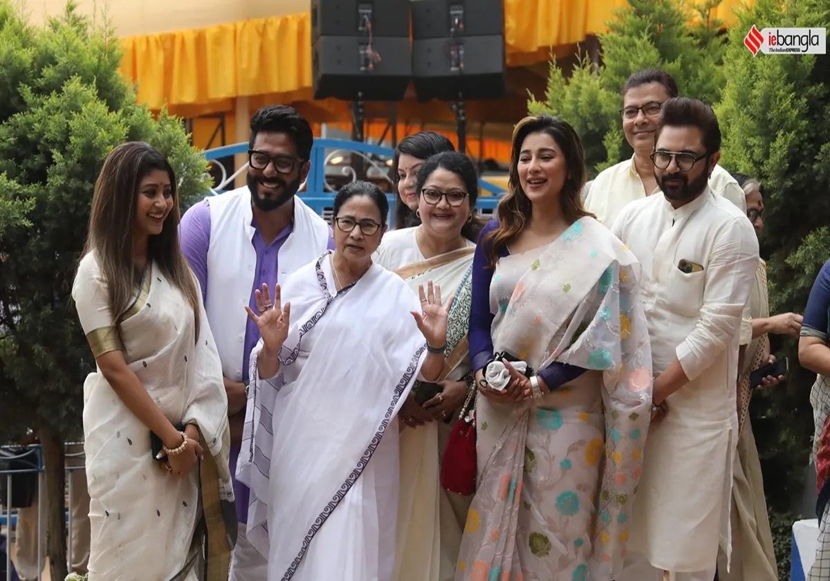 Mamata Banerjee, মমতা ব্যানার্জী, bengal cm Mamata Banerjee, বাংলার মুখ্যমন্ত্রী মমতা ব্যানার্জী, Mamata Banerjee special designed saree bhasha divas, মমতা ব্যানার্জী নিজের ডিজাইন শাড়ি ভাষা দিবস, Mamata Banerjee wore special saree designed by herself at the bhasha divas event, ভাষা দিবসের অনুষ্ঠানে নিজের ডিজাইন করা শাড়ি পরলেন মমতা ব্যানার্জী