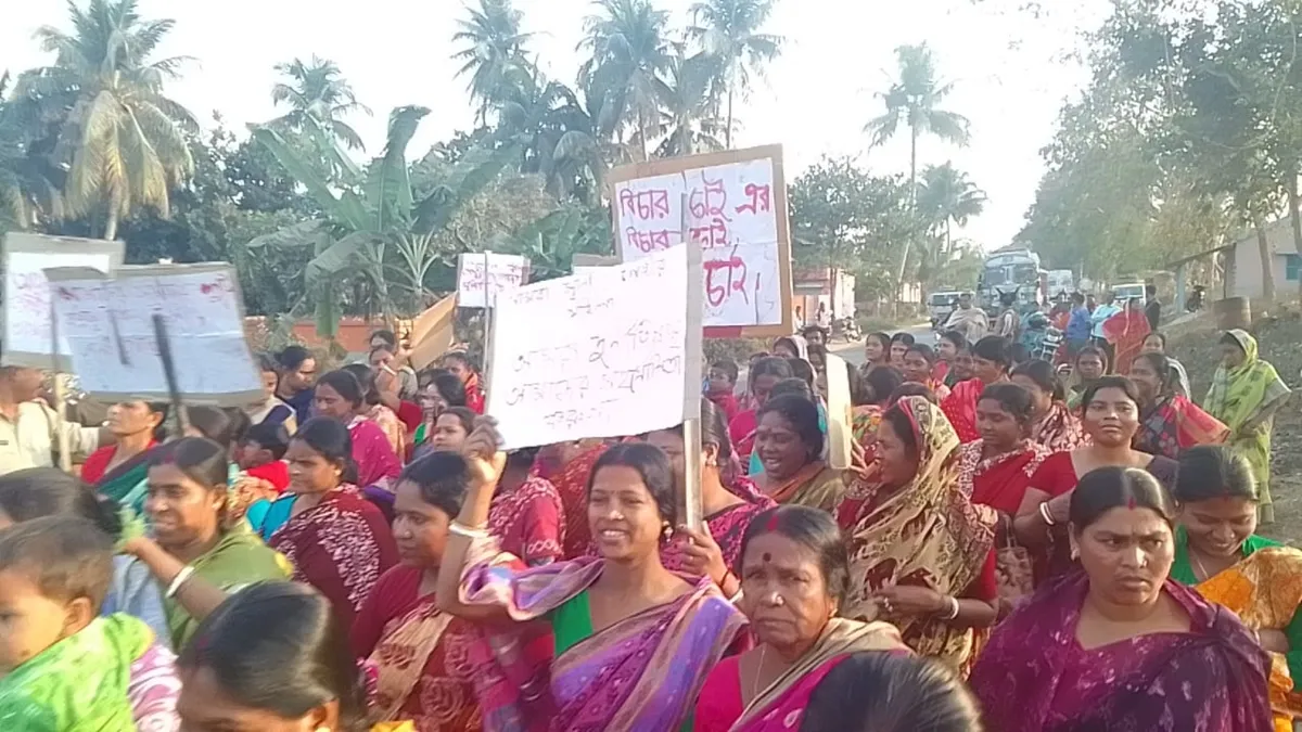 অভিযুক্তরা অবশ্য স্বনির্ভর গোষ্ঠীগুলোয় আইনমাফিক নির্বাচন না-হওয়ার পালটা অভিযোগ করেছেন।