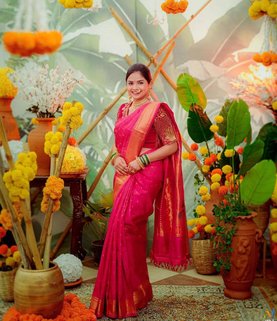 অপূর্ব গোর গোলাপি পৈঠানি শাড়ি