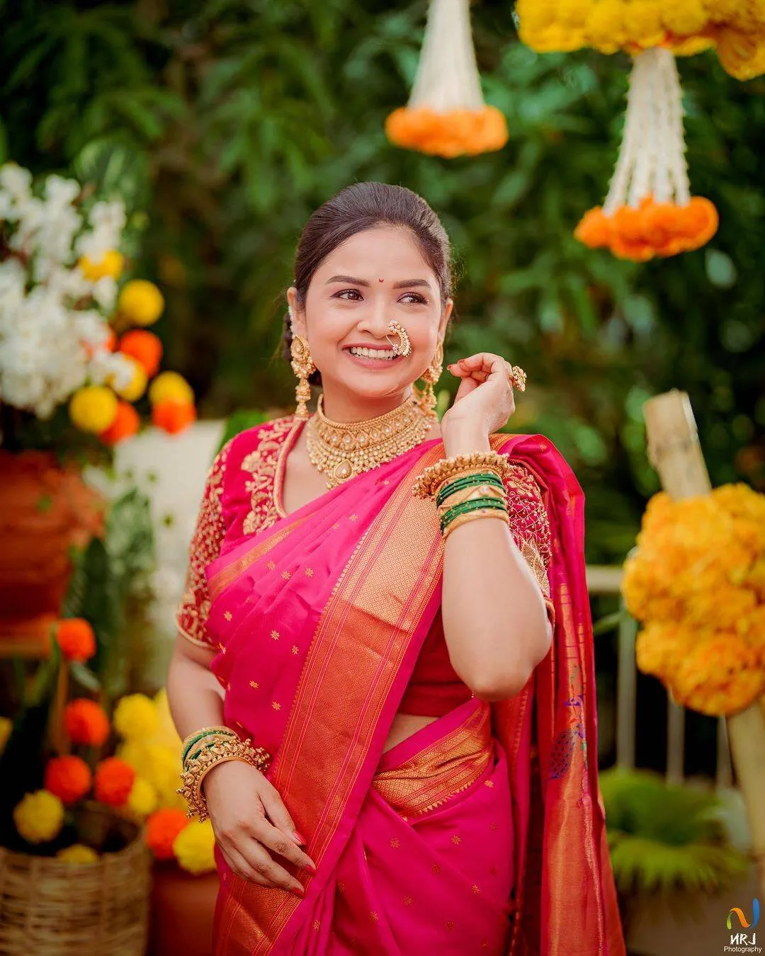 অপূর্ব গোর গোলাপি পৈঠানি শাড়ি