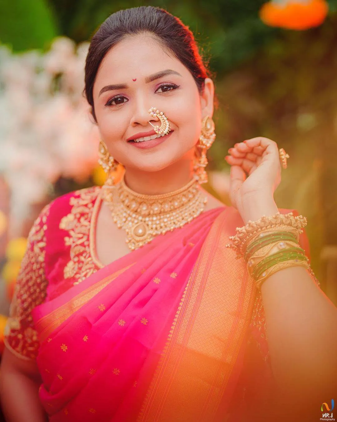 অপূর্ব গোর গোলাপি পৈঠানি শাড়ি