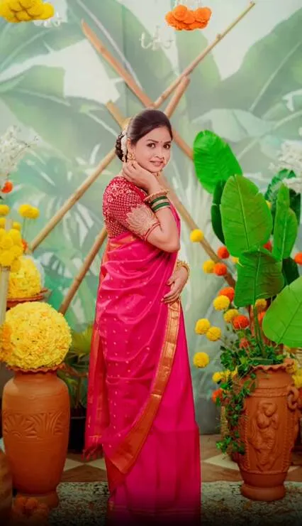 অপূর্ব গোর গোলাপি পৈঠানি শাড়ি