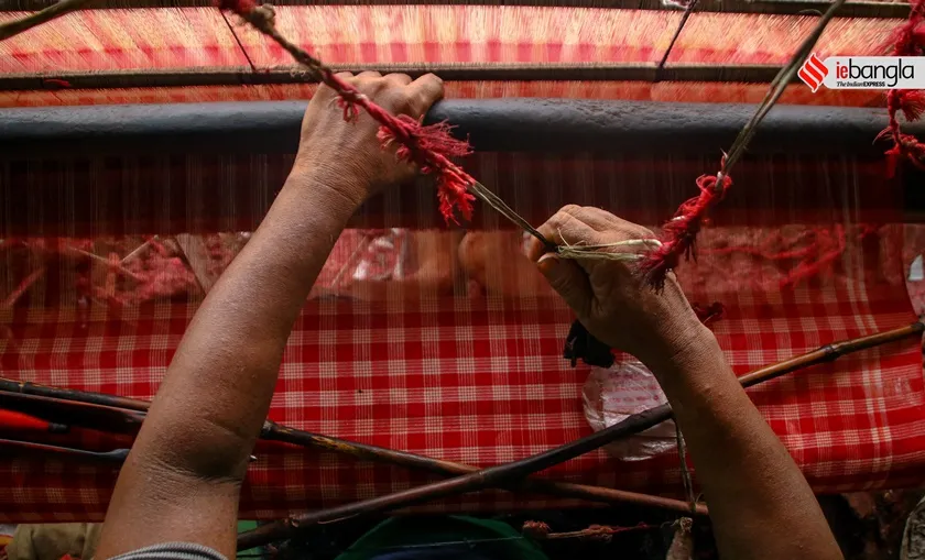 bengali gamcha story, Weaving of Bengal, bengali towel, বাংলার তাঁত, বাংলার গামছা শিল্পও, bengali weaving story, express photo, express photo shashi ghosh<br />
