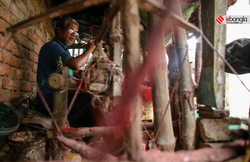 bengali gamcha story, Weaving of Bengal, bengali towel, বাংলার তাঁত, বাংলার গামছা শিল্পও, bengali weaving story, express photo, express photo shashi ghosh<br />
