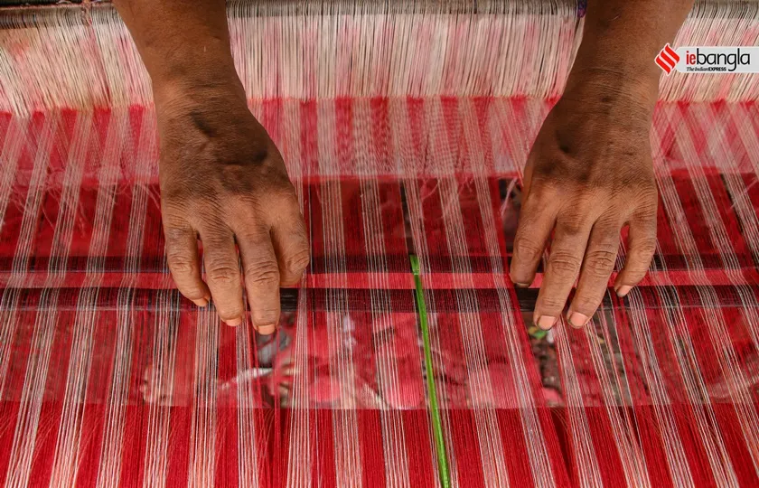 bengali gamcha story, Weaving of Bengal, bengali towel, বাংলার তাঁত, বাংলার গামছা শিল্পও, bengali weaving story, express photo, express photo shashi ghosh<br />
