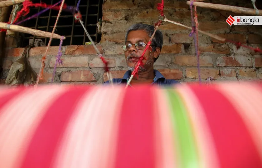 bengali gamcha story, Weaving of Bengal, bengali towel, বাংলার তাঁত, বাংলার গামছা শিল্পও, bengali weaving story, express photo, express photo shashi ghosh<br />

