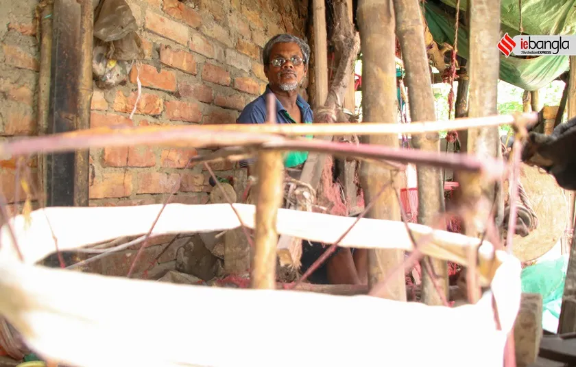 bengali gamcha story, Weaving of Bengal, bengali towel, বাংলার তাঁত, বাংলার গামছা শিল্পও, bengali weaving story, express photo, express photo shashi ghosh<br />

