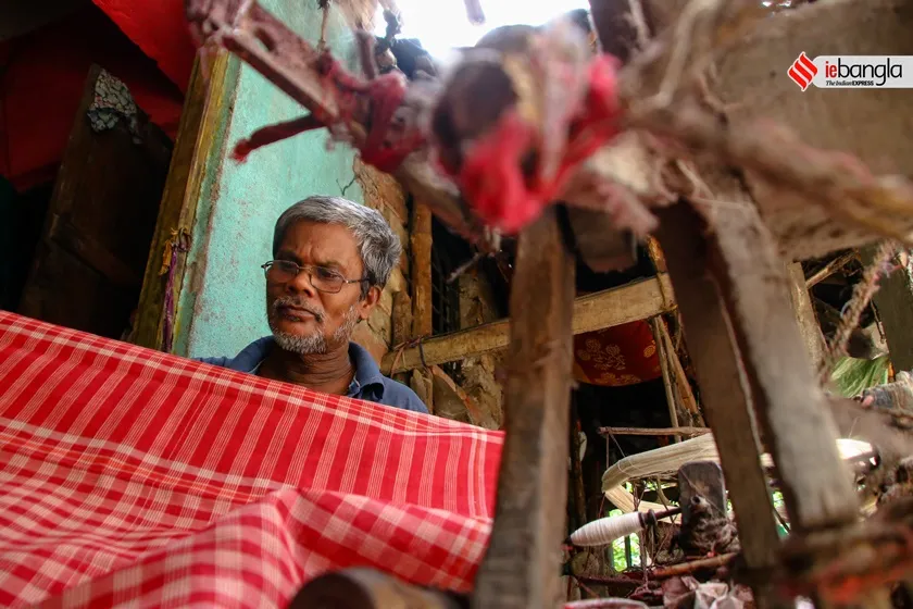 bengali gamcha story, Weaving of Bengal, bengali towel, বাংলার তাঁত, বাংলার গামছা শিল্পও, bengali weaving story, express photo, express photo shashi ghosh<br />
